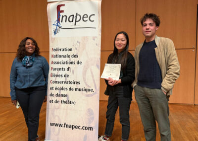 Deux membres du trio Lazuli qui obtient le 5ème prix de la part de l'Union Régionale Ile de France représentée par Nelly Alexis, sa présidente, au 38ème Concours de Musique d'Ensemble de la FNAPEC