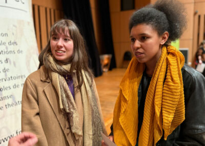 Pauline Ngolo et Laura Rouy écoutent Ramon De Herrera président du jury au 38ème Concours de Musique d'Ensemble de la FNAPEC