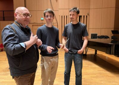 39e concours de musique de chambre organisé par la FNAPEC- Deux membres du quatuor Opal écoutent les conseil de Franck Terlat.